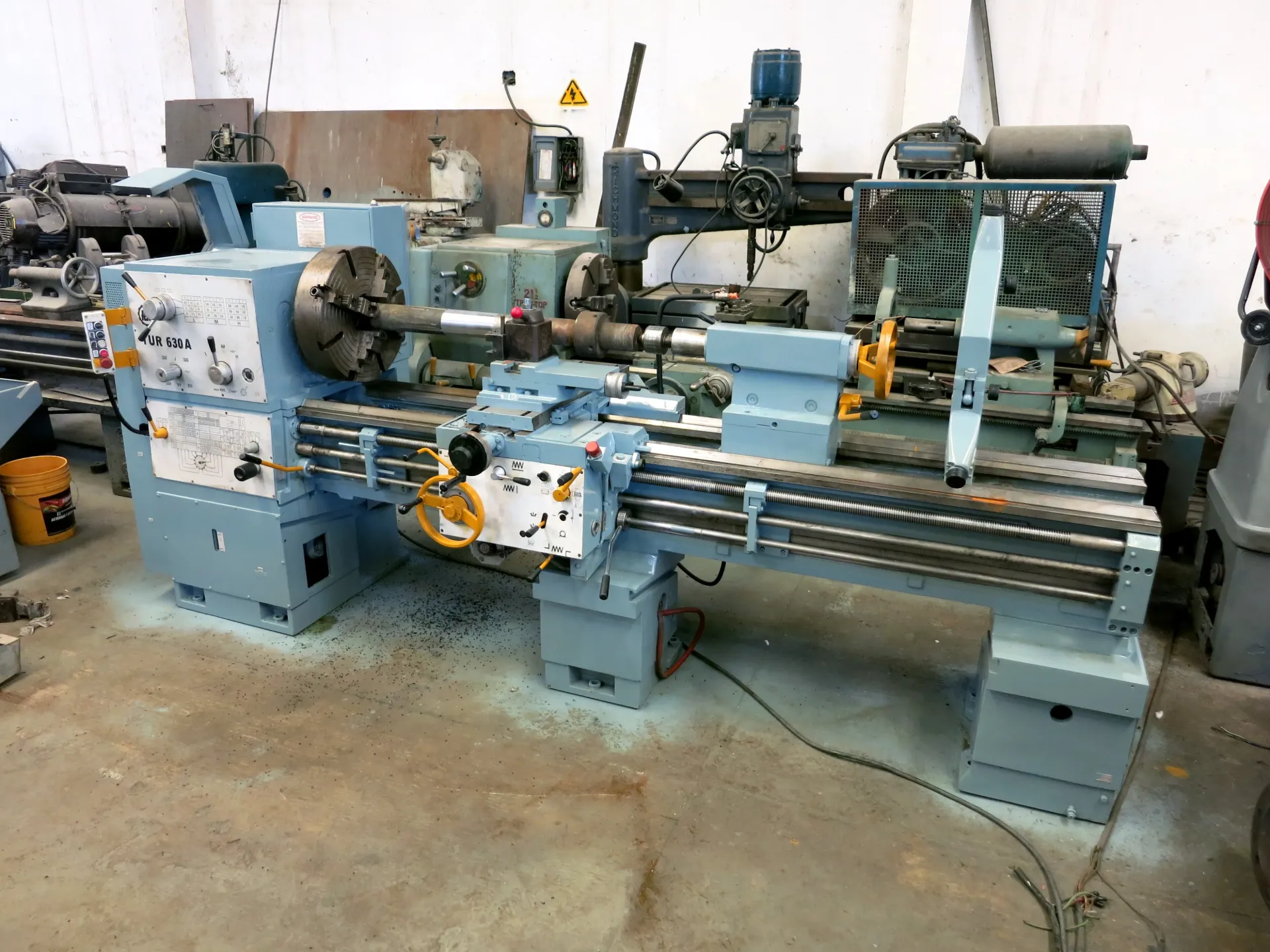 Torno paralelo universal marca Polamco (Toolmex FAT) modelo TUR-630A, capacidad 25" x 84"